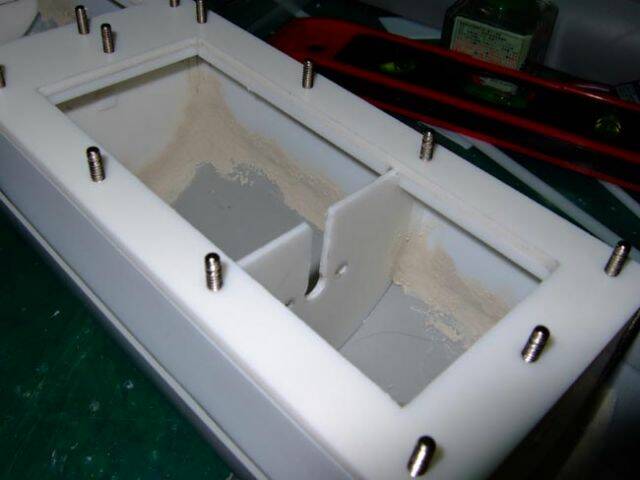 用模型補土延著邊緣補起來